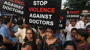 दिल्ली में आज भी हड़ताल पर 10 हजार डॉक्टर, इन अस्पतालों में जाने से बचें