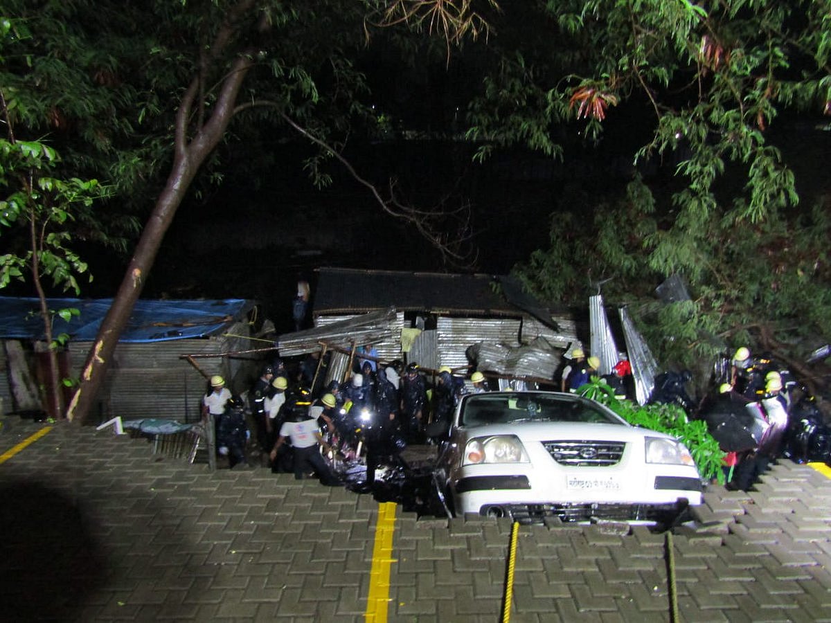 महाराष्ट्र: भारी बारिश से पुणे में दर्दनाक हादसा, दीवार ढहने से मरने वालों की संख्या पहुंची 17, उठे सवाल