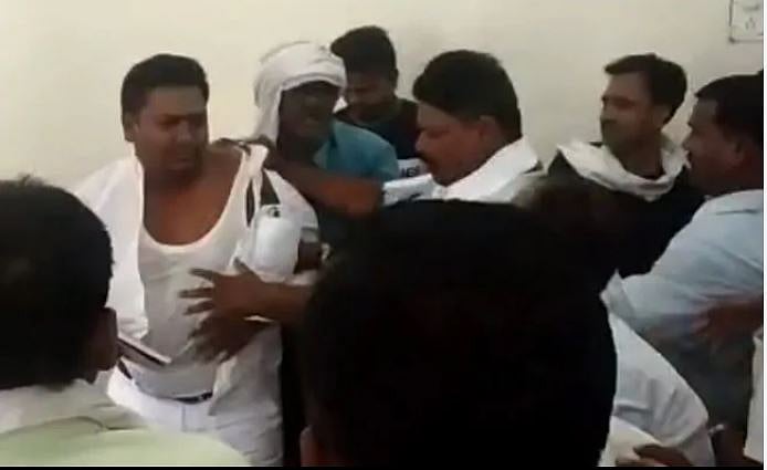 लोकसभा चुनाव में हार पर चल रही थी समीक्षा बैठक, पार्टी कार्यकर्ताओं ने नेताजी को दौड़ा-दौड़ाकर पीटा, देखें वीडियो