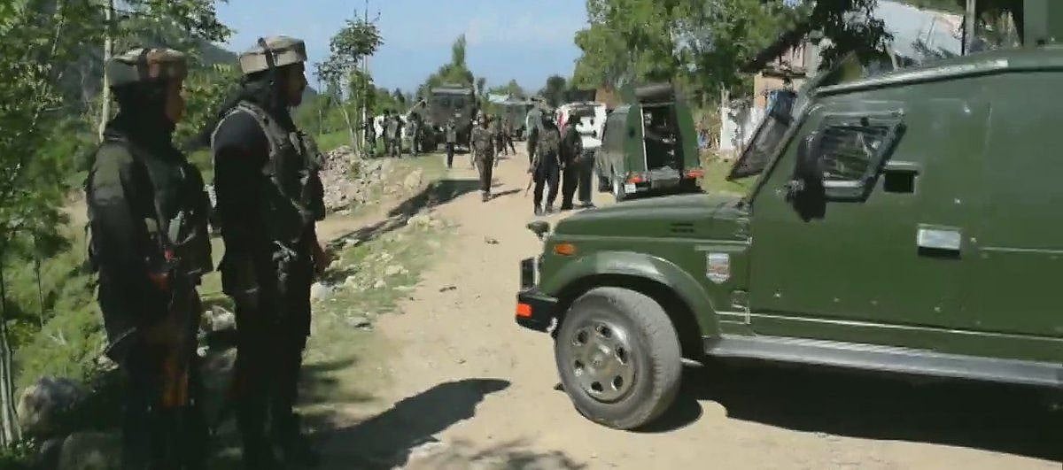 जम्मू-कश्मीर: पुलवामा के त्राल मुठभेड़ में एक आतंकी ढेर, सर्च ऑपरेशन जारी