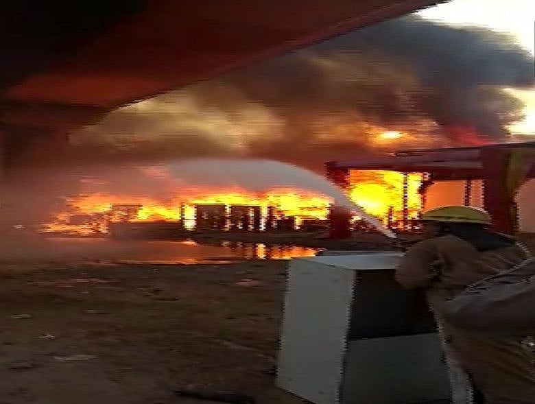 दिल्ली: कालिंदी कुंज मेट्रो स्टेशन के पास फर्नीचर मार्केट में भीषण आग, दमकल की 17 गाड़ियों ने पाया काबू