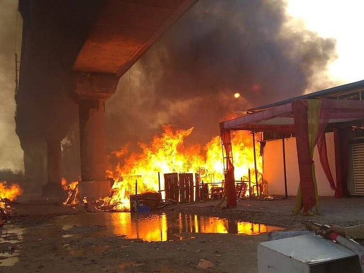 दिल्ली: कालिंदी कुंज मेट्रो स्टेशन के पास फर्नीचर मार्केट में भीषण आग, दमकल की 17 गाड़ियों ने पाया काबू