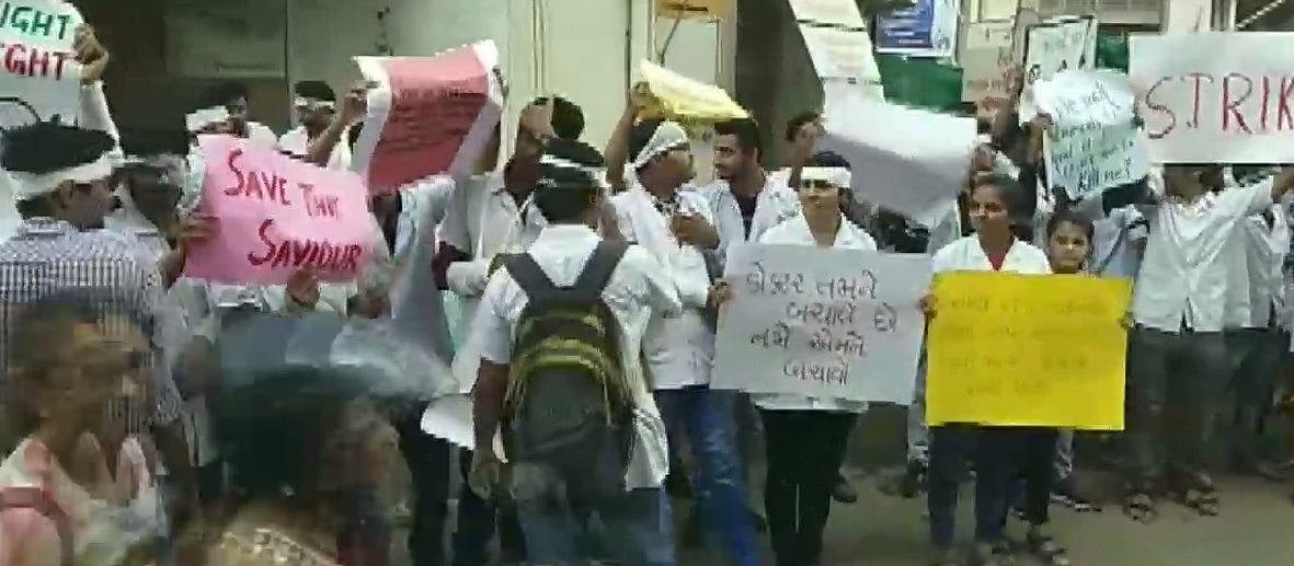 कोलकाता के डॉक्टरों के समर्थन में डॉक्टर्स की देशव्यापी हड़ताल, जगह-जगह कर रहे हैं प्रदर्शन, मरीज परेशान
