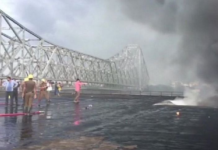 कोलकाता में केमिकल गोदाम में भीषण आग, दमकल की 25 गाड़ियां मौक पर, आग पर काबू पाने की कोशिश जारी