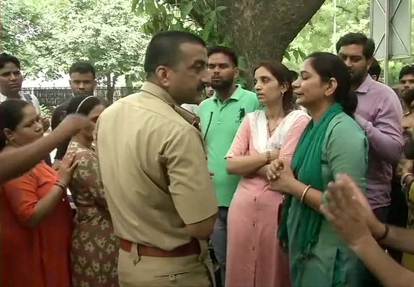 देश में नौकरियों का अकाल, मोदी सरकार ने अस्पतालों से दर्जनों नर्सिंग कर्मियों को किया बाहर, कर्मचारी दे रहे धरना