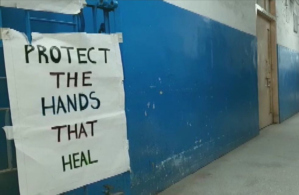 कोलकाता के डॉक्टर्स के समर्थन में आए देश के कई शहरों के डॉक्टर्स, बढ़ी मरीजों की परेशानी