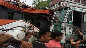 उत्तर प्रदेश: फतेहपुर में ट्रक-बस की जोरदार टक्कर, 8 की मौत 22 घायल