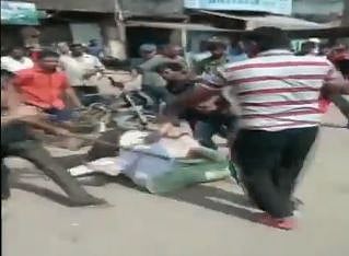 वीडियो: योगी राज में भीड़ का तांडव, बागपत में सेना के दो जवानों को दौड़ा-दौड़ाकर पीटा, कोई बचाने नहीं आया