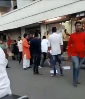 पीएम मोदी के गुजरात में बीजेपी विधायक की गुंडागर्दी, बीच सड़क पर महिला पर बरसाए लात-घूंसे, वीडियो वायरल
