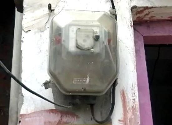 योगी सरकार के बिजली विभाग ने गरीब परिवार को दिया ‘करंट का तगड़ा झटका’, थमाया 128 करोड़ का बिजली बिल