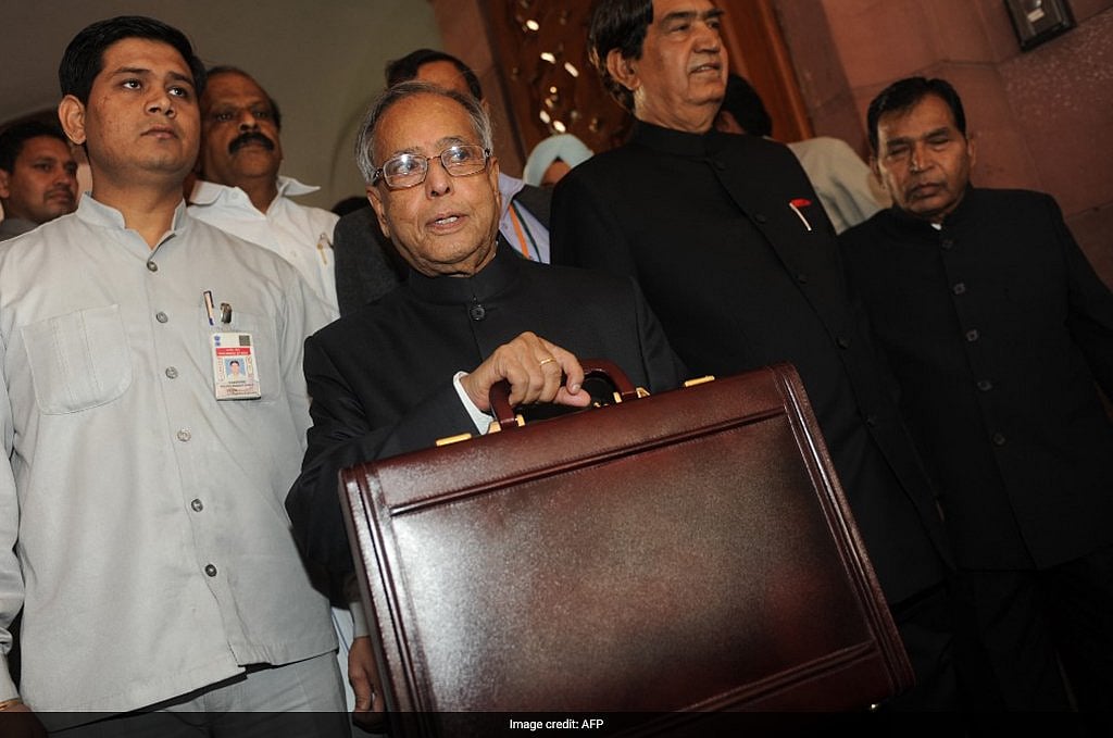 निर्मला सीतारमण ने तोड़ी ‘ब्रीफकेस परंपरा’,  लाल कपड़े में दिखा बहीखाता, जानें कब-कब बदले ब्रीफकेस के रंग