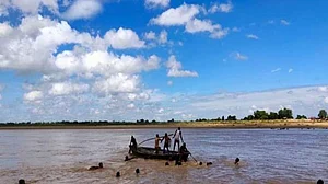 उत्तर प्रदेश: बहराइच में सरयू नदी में पलटी नाव, 1 की मौत 2 लापत, नाव पर 20 लोग थे सवार