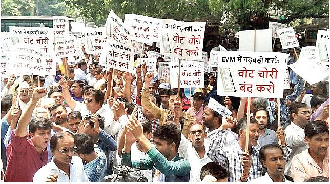 ईवीएम ने हिला दिया है देश का ‘भरोसा’, चुनाव आयोग के साथ चुनाव प्रक्रिया पर भी सवाल