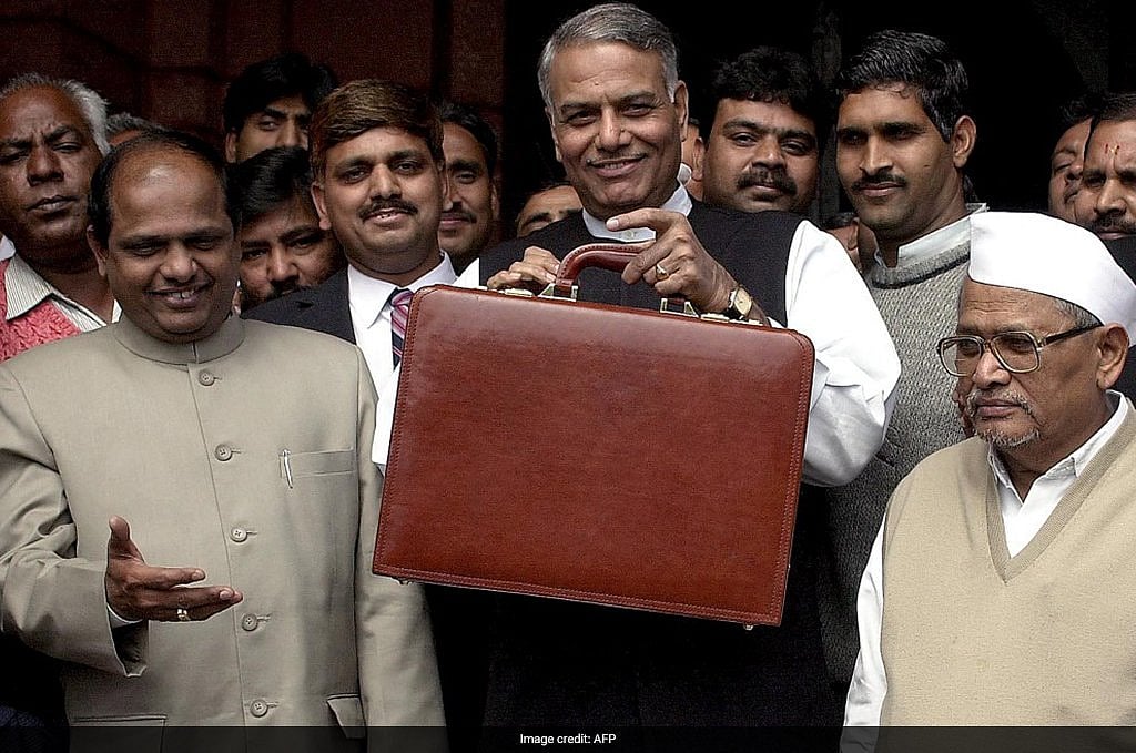 निर्मला सीतारमण ने तोड़ी ‘ब्रीफकेस परंपरा’, लाल कपड़े में दिखा बहीखाता, जानें कब-कब बदले ब्रीफकेस के रंग