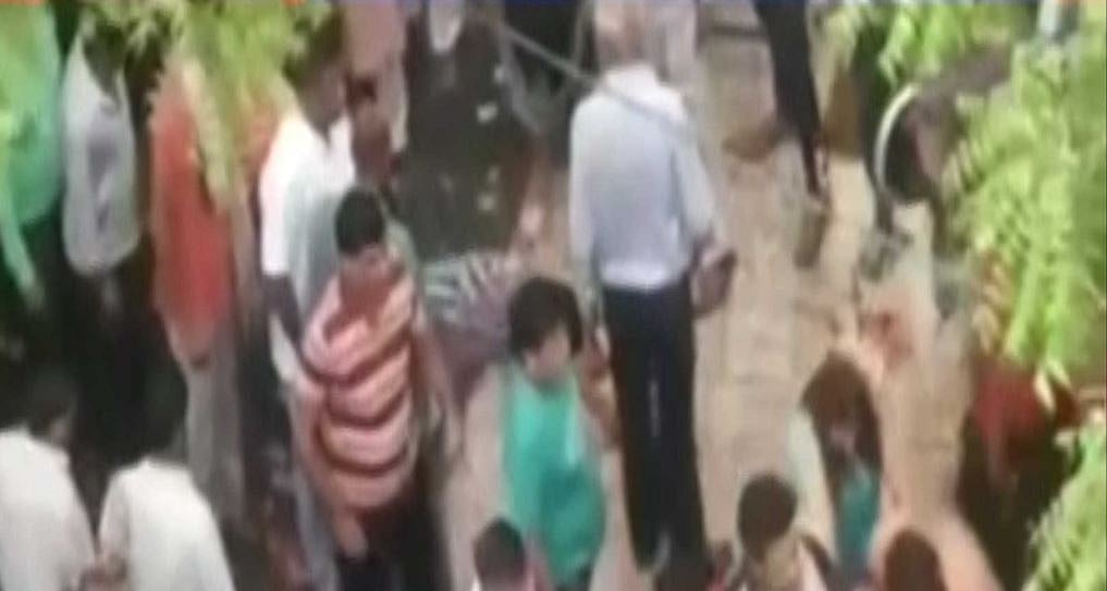 सनकी आशिक ने भीड़ के बीच युवती पर चाकुओं से किए कई वार, मूकदर्शक बने रहे लोग, वीडियो वायरल