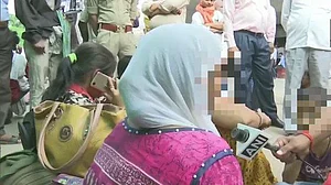 उन्नाव रेप कांड: सड़क हादसे में नया खुलासा, एसपी नेता के भाई का था ट्रक, पीड़ित परिवार अस्पताल के बाहर धरने पर