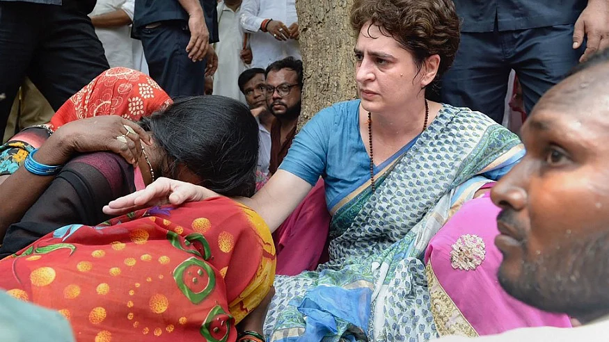 सोनभद्र पीड़ितों के साथ कांग्रेस महासचिव प्रियंका गांधी