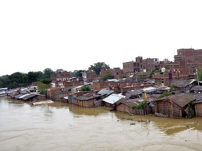 देश का आधा हिस्सा बारिश और बाढ़ की चपेट में, कहीं सड़कें जलमग्न तो कहीं डूब गए पूरे गांव, जनजवीन अस्त व्यस्त