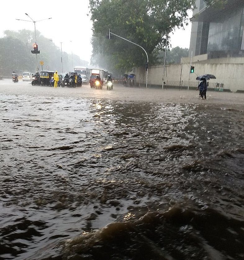 मुंबई बारिश LIVE: नवी मुंबई में भारी बारिश, पानी में खिलौने की तरह तैर रही हैं गाड़ियां