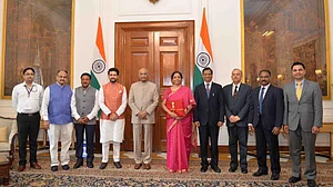 निर्मला सीतारमण ने तोड़ी ‘ब्रीफकेस परंपरा’, लाल कपड़े में दिखा बहीखाता, जानें कब-कब बदले ब्रीफकेस के रंग