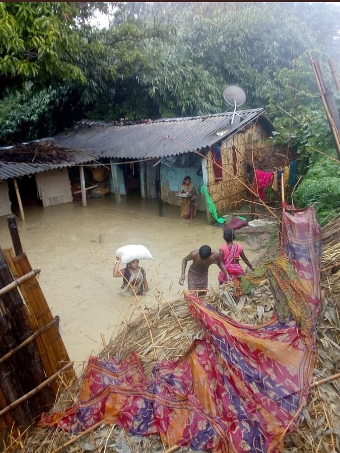 देश का आधा हिस्सा बारिश और बाढ़ की चपेट में, कहीं सड़कें जलमग्न तो कहीं डूब गए पूरे गांव, जनजवीन अस्त व्यस्त