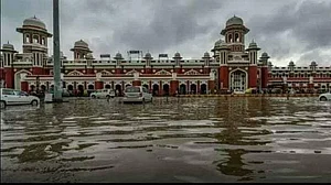 यूपी में आंधी और भारी बारिश का कहर, 15 लोगों की मौत, दर्जनों गांव डूबे, ये इलाके सबसे ज्यादा प्रभावित