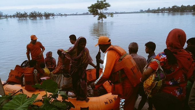देश का आधा हिस्सा बारिश और बाढ़ की चपेट में, कहीं सड़कें जलमग्न तो कहीं डूब गए पूरे गांव, जनजवीन अस्त व्यस्त
