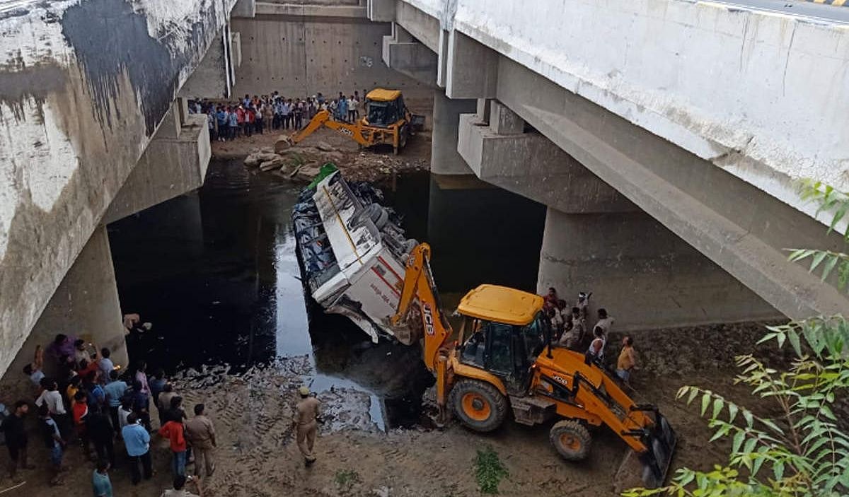 यूपी: यमुना एक्सप्रेस-वे पर भीषण सड़क हादसे में 29 लोगों की दर्दनाक मौत, 50 फीट गहरे नाले में गिरी रोडवेज बस