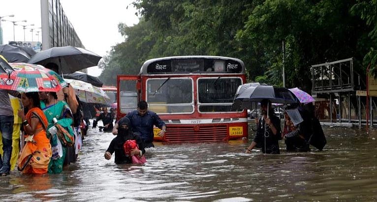 सावधान मुंबई! आज भी भारी बारिश का अलर्ट, कल महालक्ष्मी एक्सप्रेस में फंस गए थे हजार से ज्यादा यात्री