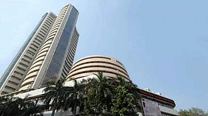 लाल निशान पर बंद हुआ शेयर बाजार, सेंसेक्स 318 और निफ्टी 90 अंक तक टूटे, 5 साल के निचले स्तर पर पहुंचा यस बैंक