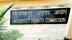 यूजीसी ने जारी की फर्जी विश्वविद्यालयों की सूची, एडमिशन लेने से पहले यहां देखें पूरी लिस्ट