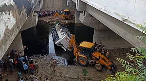 यूपी: यमुना एक्सप्रेस-वे पर भीषण सड़क हादसे में 29 लोगों की दर्दनाक मौत, 50 फीट गहरे नाले में गिरी रोडवेज बस