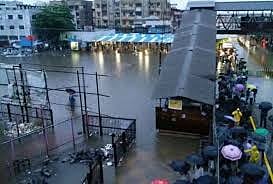 देश का आधा हिस्सा बारिश और बाढ़ की चपेट में, कहीं सड़कें जलमग्न तो कहीं डूब गए पूरे गांव, जनजवीन अस्त व्यस्त