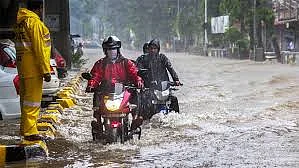नवजीवन बुलेटिन: भारी बारिश से बिहार और असम में हाहाकार, 17 की मौत, 45 लाख लोग प्रभावित, देखें 4 बड़ी खबरें