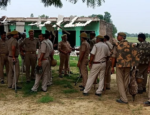 योगी राज में गौकशी के शक में बड़ा बवाल, फतेहपुर में मदरसे को किया आग के हवाले, पथराव के बाद पुलिस बल तैनात