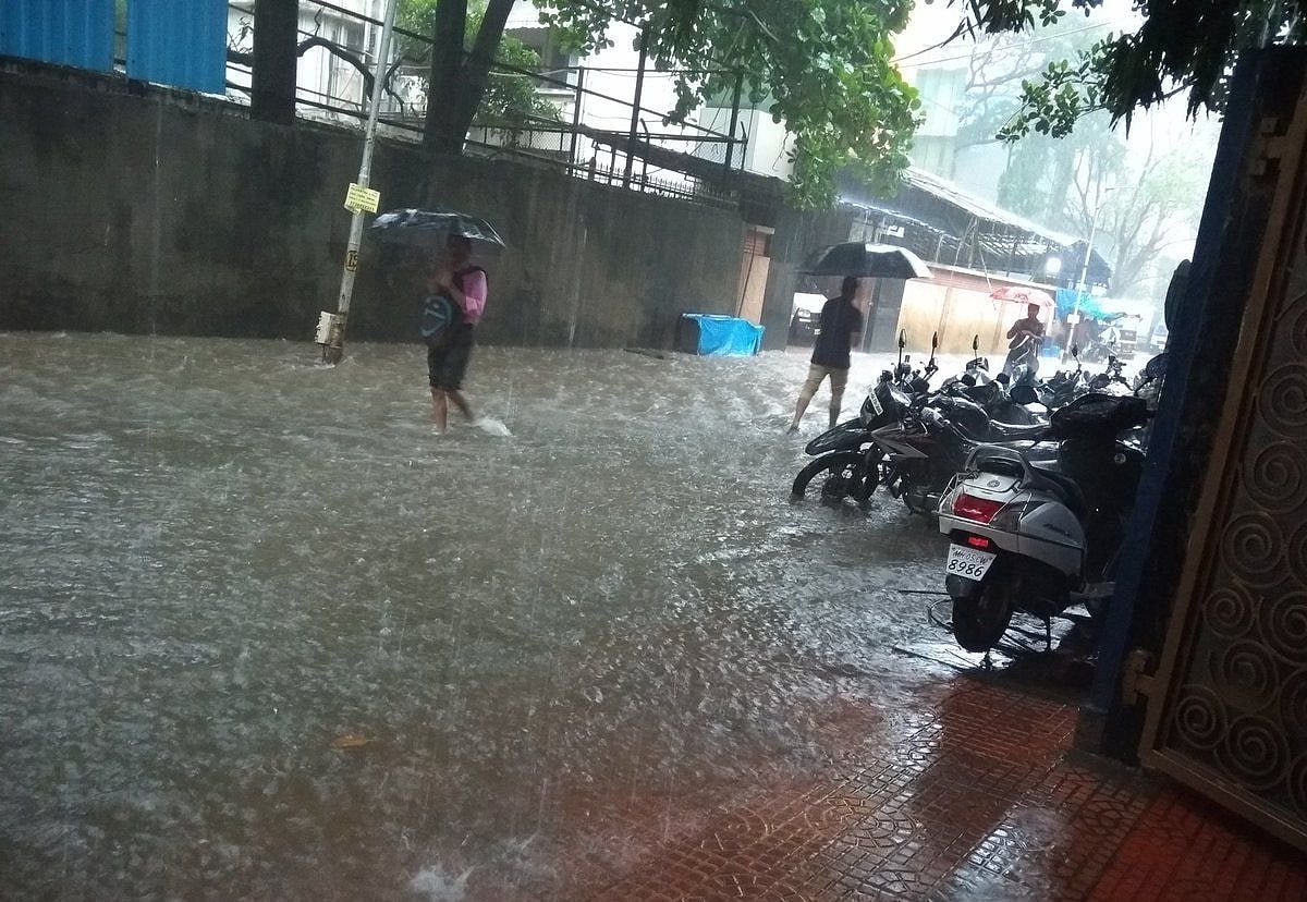 मुंबई बारिश LIVE: नवी मुंबई में भारी बारिश, पानी में खिलौने की तरह तैर रही हैं गाड़ियां