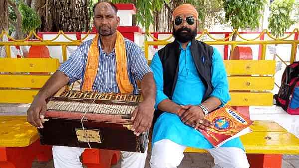 वीडियो: अलीगढ़ में रामायण-गीता पढ़ने पर  मुस्लिम शख्स की पिटाई, तोड़ डाला हारमोनियम