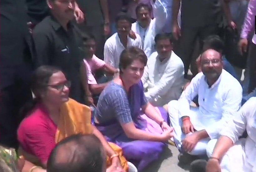 सोनभद्र नरसंहार: पीड़ितों से मिलने पहुंचीं प्रियंका को पुलिस ने हिरासत में लिया, आखिर क्यों डरी योगी सरकार?