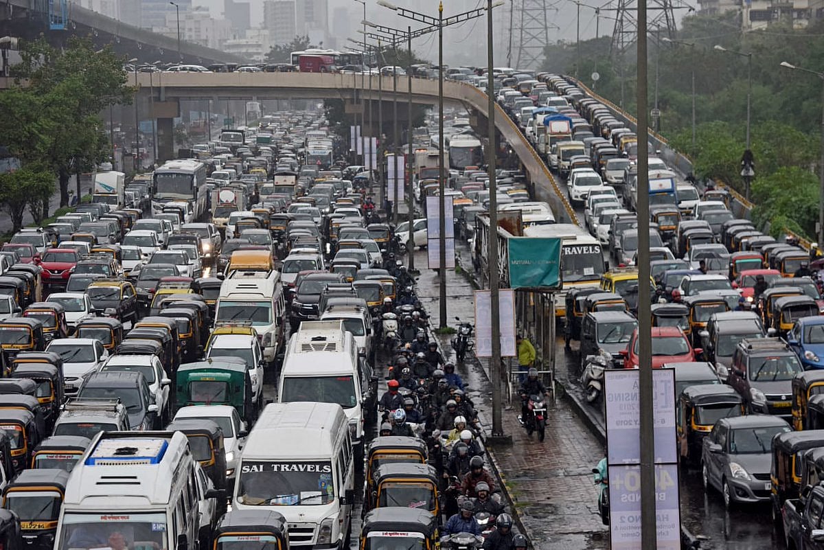 मुंबई बारिश LIVE: नवी मुंबई में भारी बारिश, पानी में खिलौने की तरह तैर रही हैं गाड़ियां