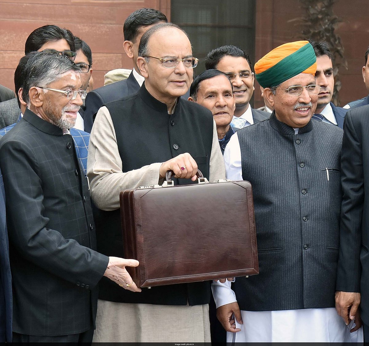 निर्मला सीतारमण ने तोड़ी ‘ब्रीफकेस परंपरा’, लाल कपड़े में दिखा बहीखाता, जानें कब-कब बदले ब्रीफकेस के रंग