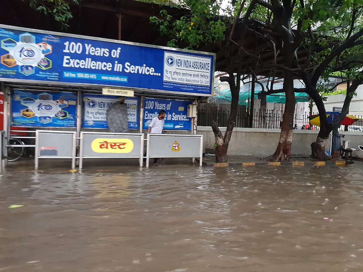मुंबई में भारी बारिश के बाद सड़कों और रेलवे ट्रैक पर जमा हुआ पानी, 13 ट्रेनें रद्द, धीमी हुई लोकल की रफ्तार