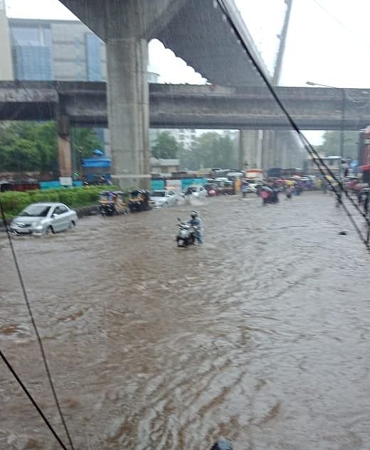 मुंबई बारिश LIVE: नवी मुंबई में भारी बारिश, पानी में खिलौने की तरह तैर रही हैं गाड़ियां