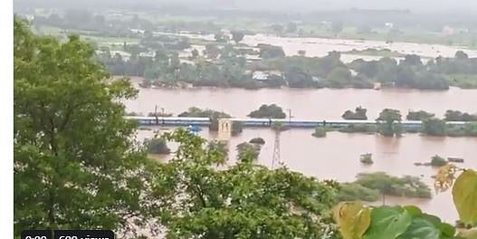 देश का आधा हिस्सा बारिश और बाढ़ की चपेट में, कहीं सड़कें जलमग्न तो कहीं डूब गए पूरे गांव, जनजवीन अस्त व्यस्त