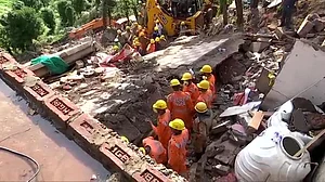 हिमाचल: इमारत ढहने के बाद कुमारहट्टी में दूसरे दिन रेस्क्यू ऑपरेशन, अब तक 12 जवानों समेत 13 लोगों के शव बरामद