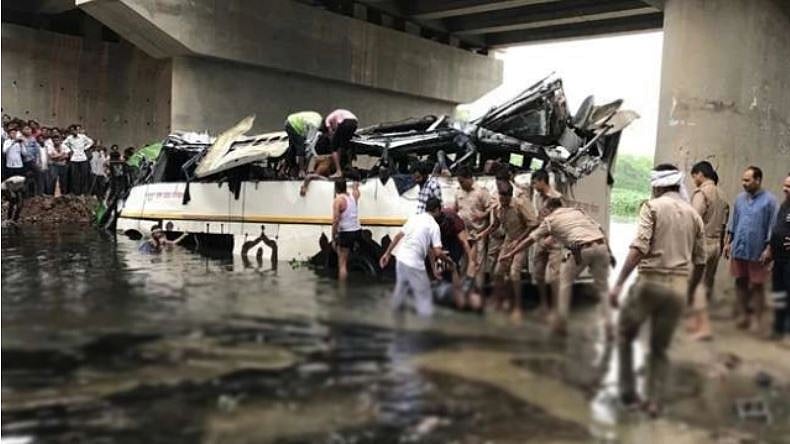 नवजीवन बुलेटिन: दिल्ली में डॉक्टरों की हड़ताल और यमुना एक्सप्रेसवे बस हादसे में 29 लोगों की मौत, चार बड़ी खबरें