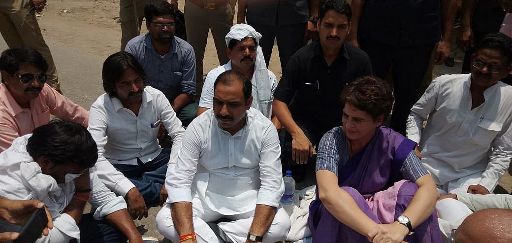 सोनभद्र नरसंहार: पीड़ितों से मिलने पहुंचीं प्रियंका को पुलिस ने हिरासत में लिया, आखिर क्यों डरी योगी सरकार?