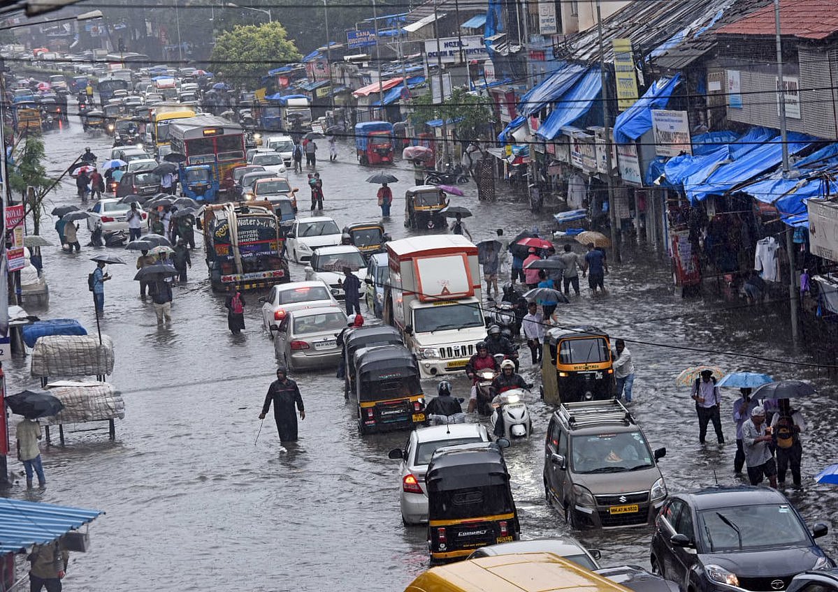 मुंबई बारिश LIVE: नवी मुंबई में भारी बारिश, पानी में खिलौने की तरह तैर रही हैं गाड़ियां