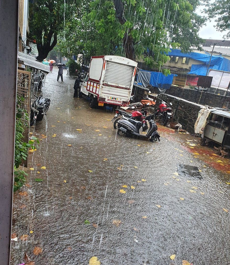 मुंबई बारिश LIVE: नवी मुंबई में भारी बारिश, पानी में खिलौने की तरह तैर रही हैं गाड़ियां
