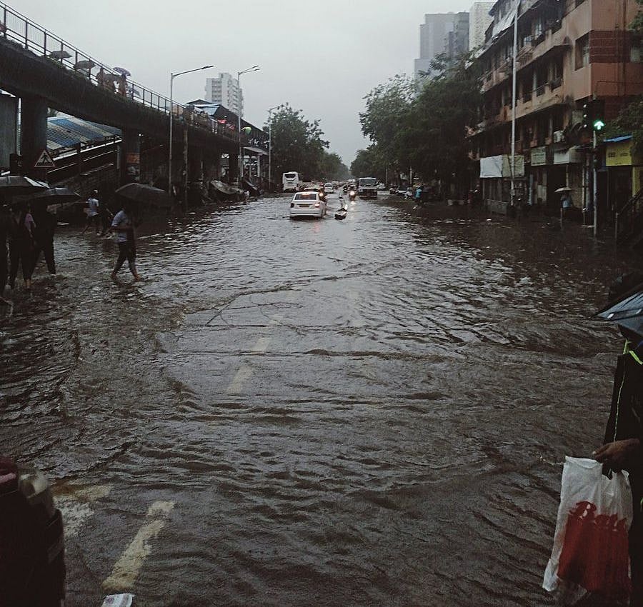 मुंबई में भारी बारिश के बाद सड़कों और रेलवे ट्रैक पर जमा हुआ पानी, 13 ट्रेनें रद्द, धीमी हुई लोकल की रफ्तार