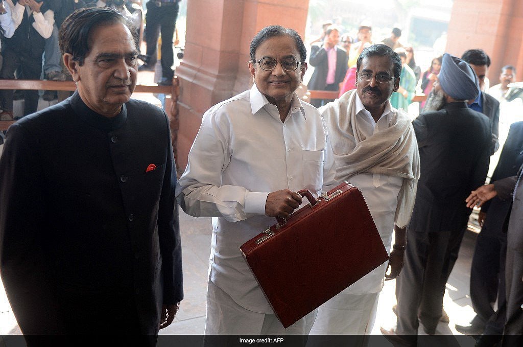 निर्मला सीतारमण ने तोड़ी ‘ब्रीफकेस परंपरा’, लाल कपड़े में दिखा बहीखाता, जानें कब-कब बदले ब्रीफकेस के रंग